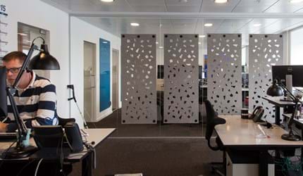 Rumafskærmning i grå filt hos Ticketmaster (1)